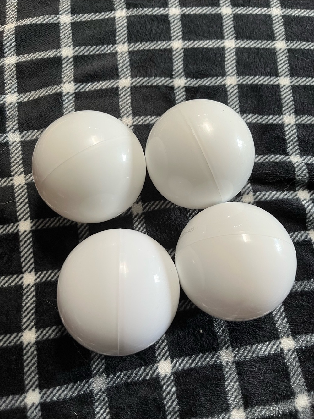 White Plastic balls  – Set of 4
